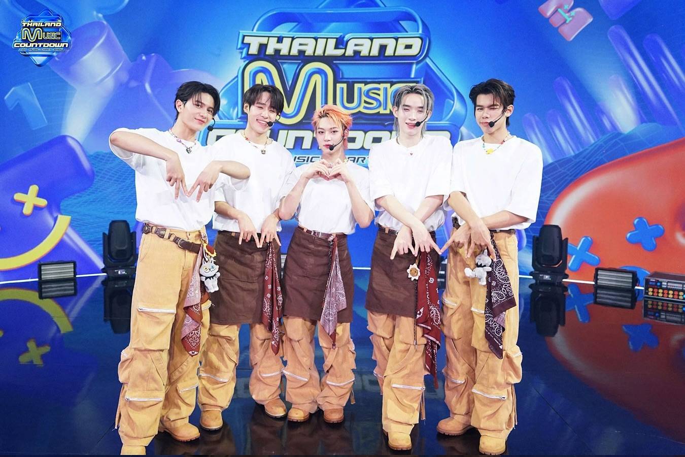 新春花車巡遊｜韓國女團Kep1er及泰國男團LYKN訪港