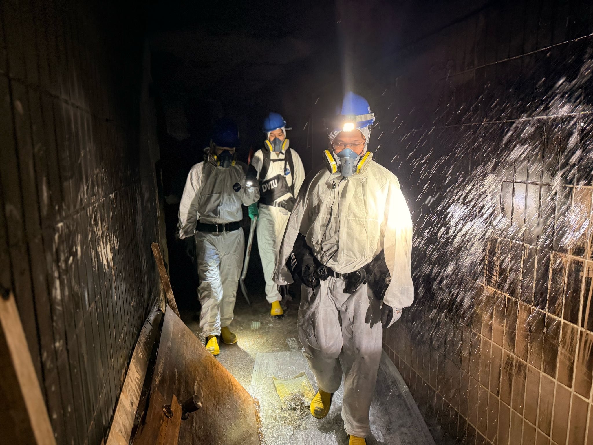 大埔宏福苑五級火｜警察爭分奪秒全力災場搜證。(FB@香港警察)