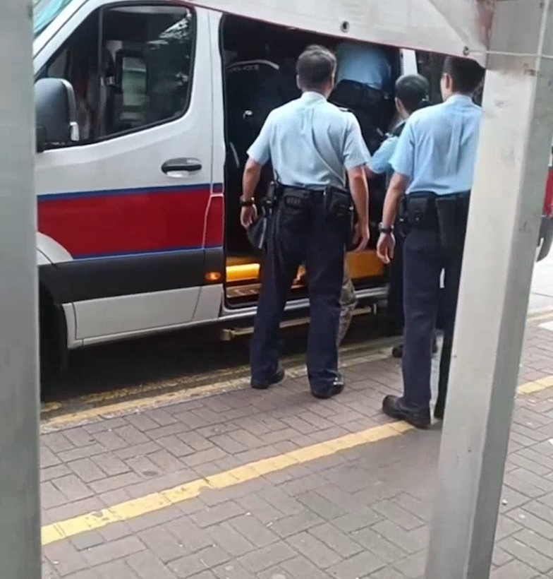 上水雙程證男子偷豬肉店鐵鈎　警員巴士站展「追鈎行動」撳地制服