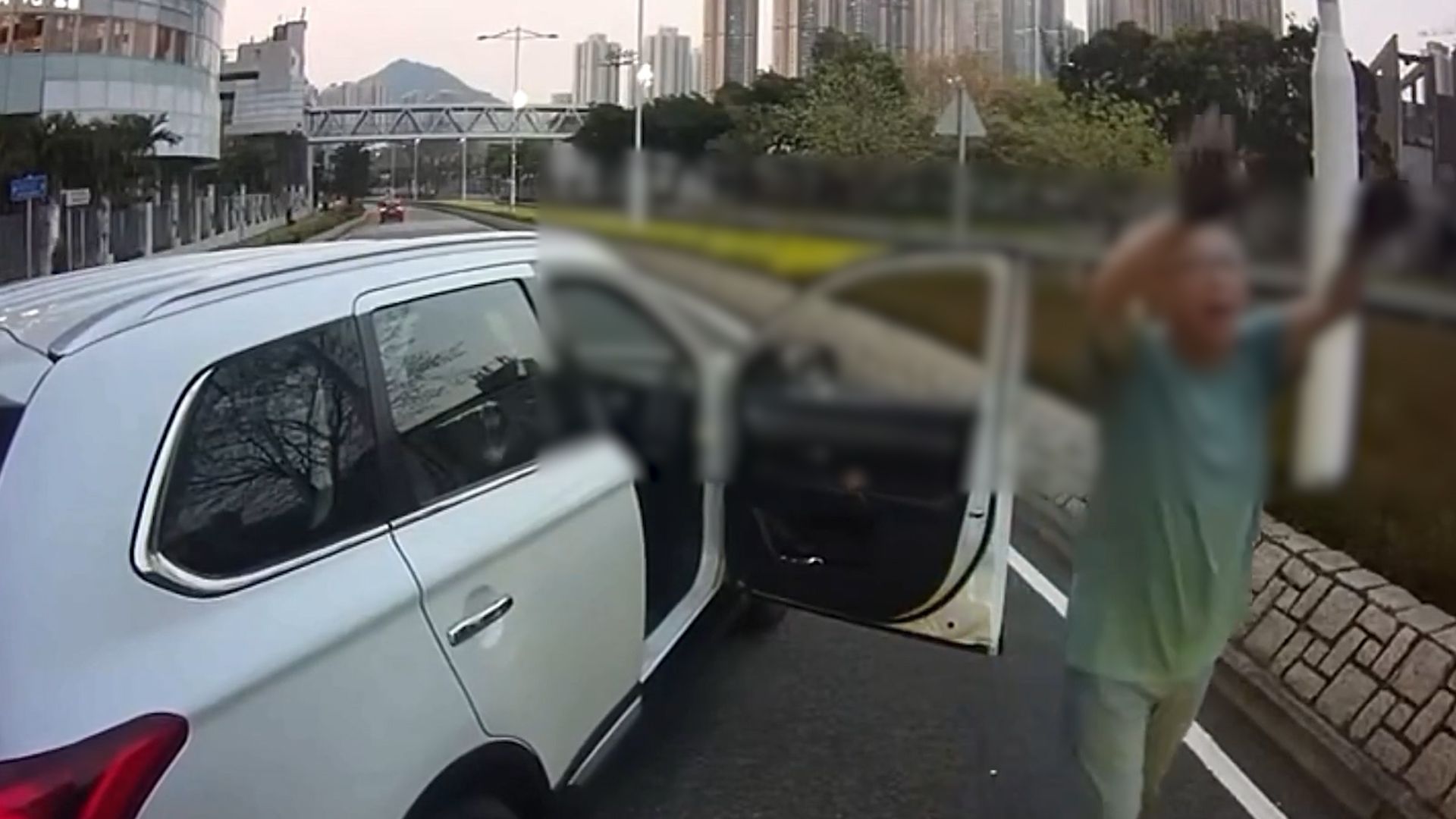 有片｜將軍澳白色私家車螺旋處閘車及讓線沒停