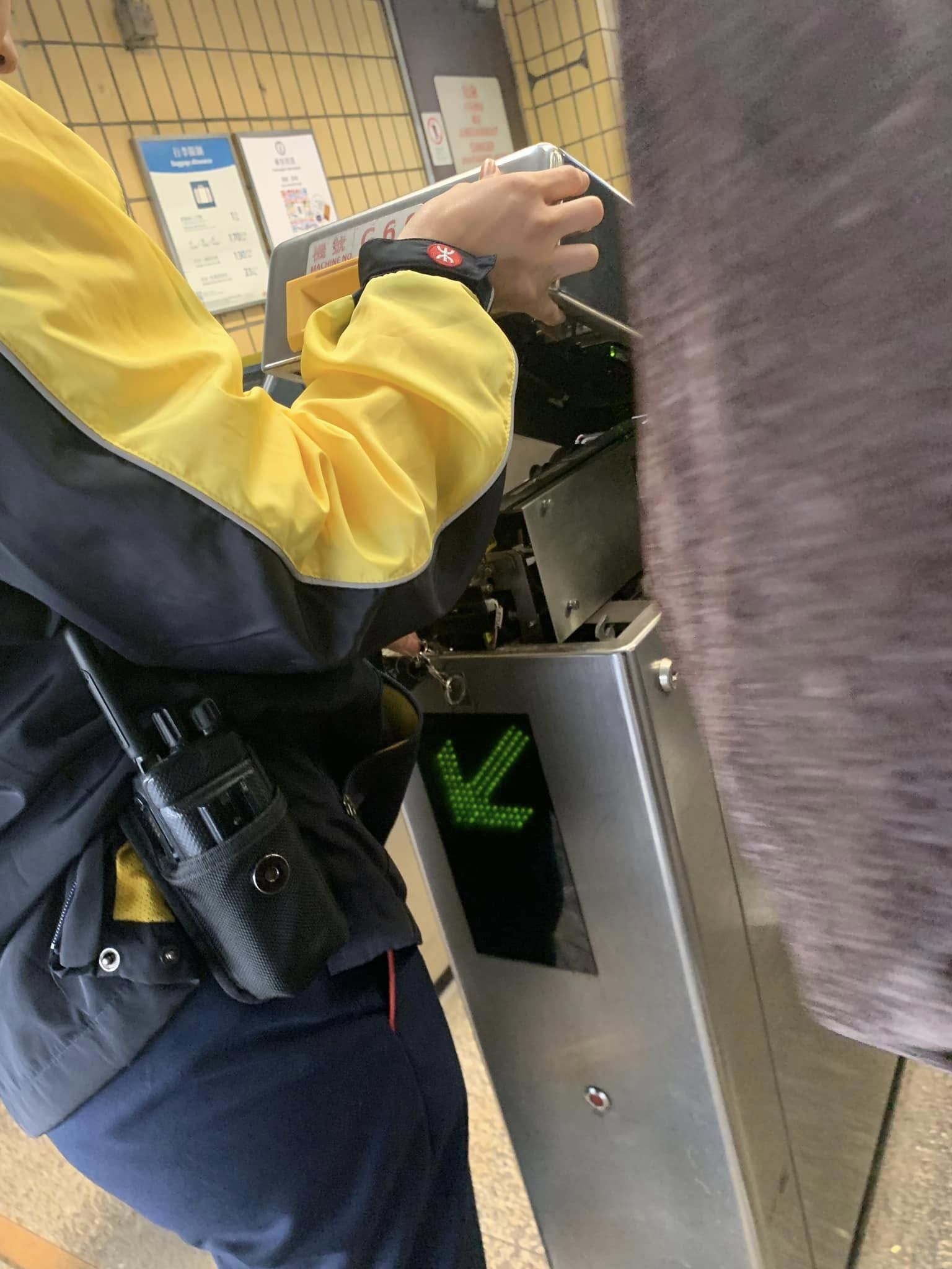 上水港鐵站內地婦唔識「嘟」八達通塞錯單程票入口