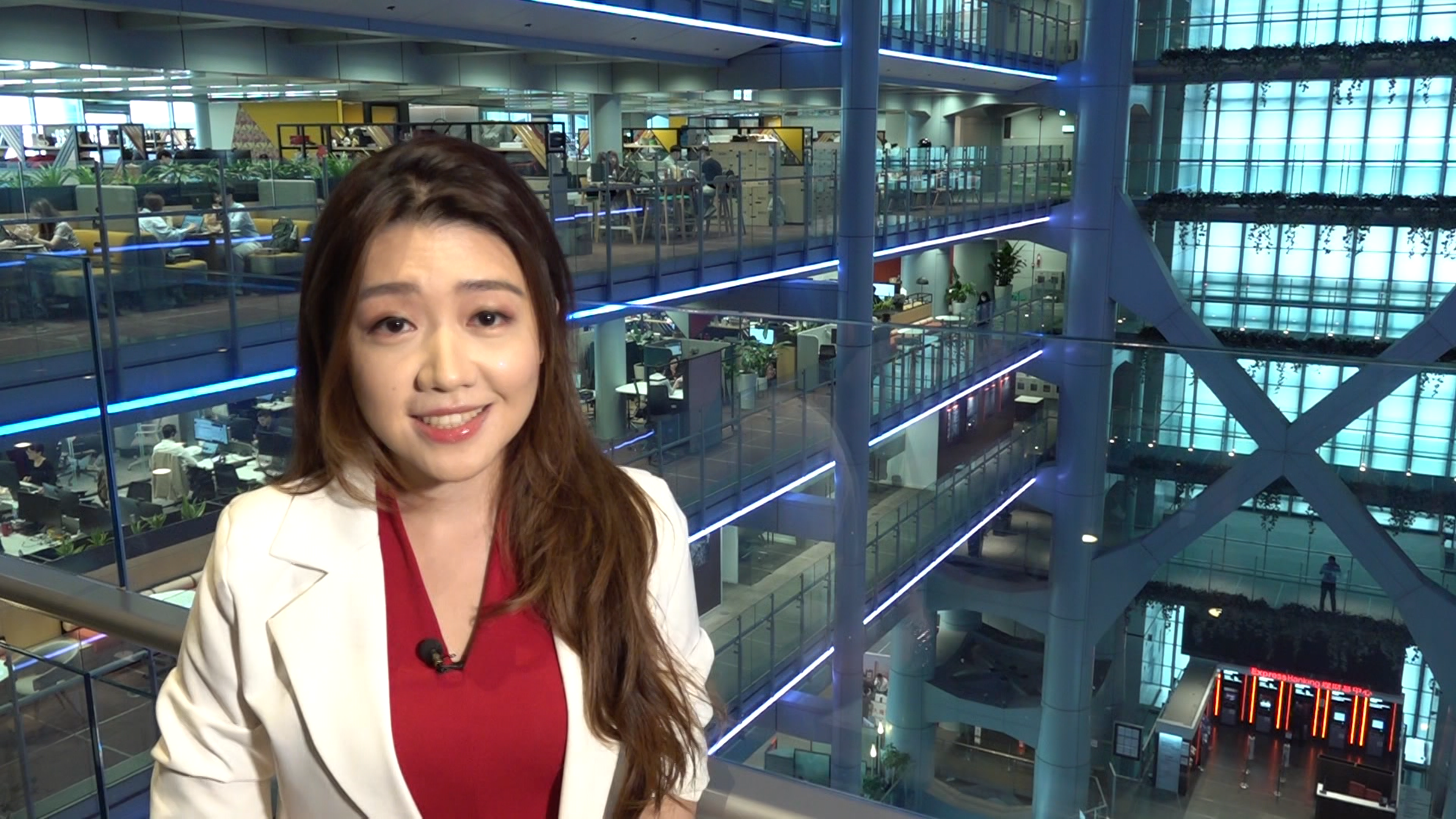 有別於傳統辦公大樓將電梯、樓梯集中於核心區域，總行將這些設施移至大廈兩旁，將鋼架結構懸掛於建築之外，釋放更多內部空間，既實用又大膽前衛。