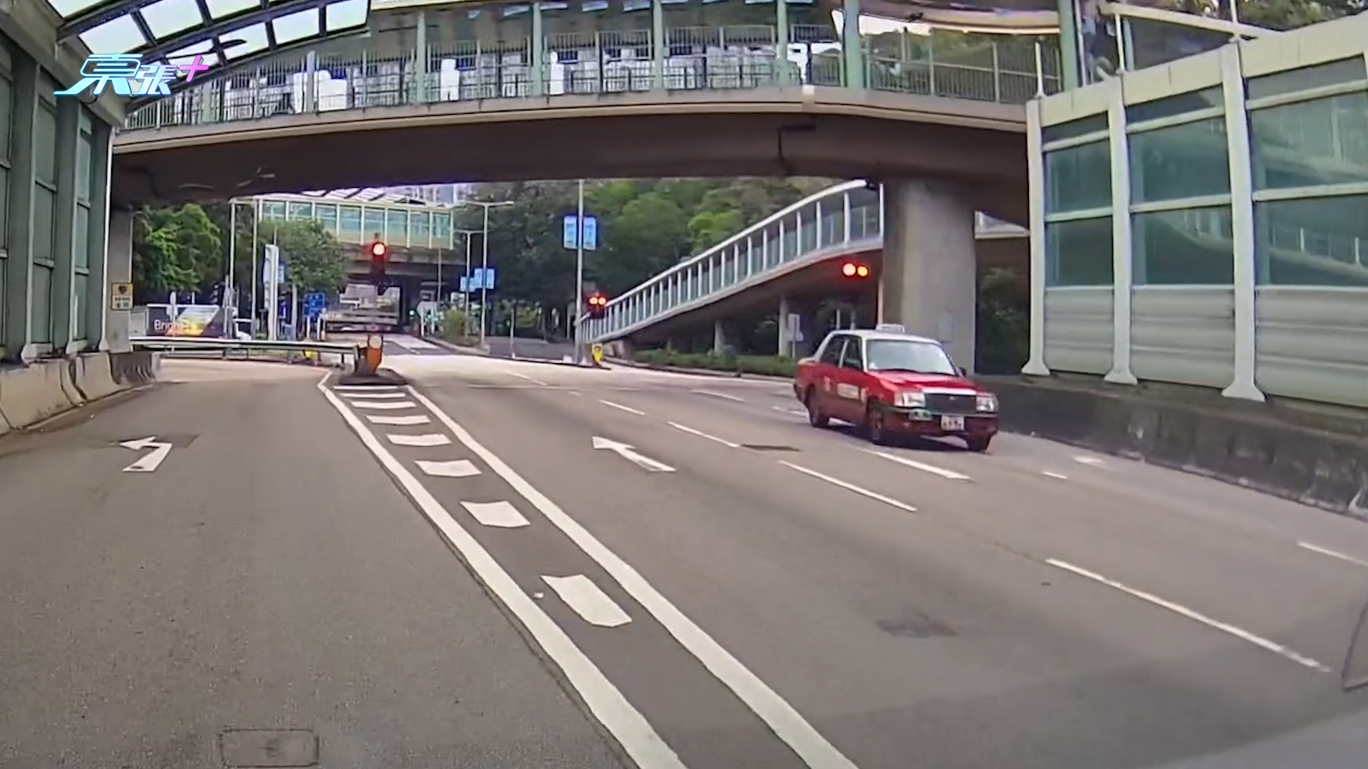 車Cam直擊｜的士行錯路變逆線行駛仲當眾Uturn　網民：以為北上自駕？