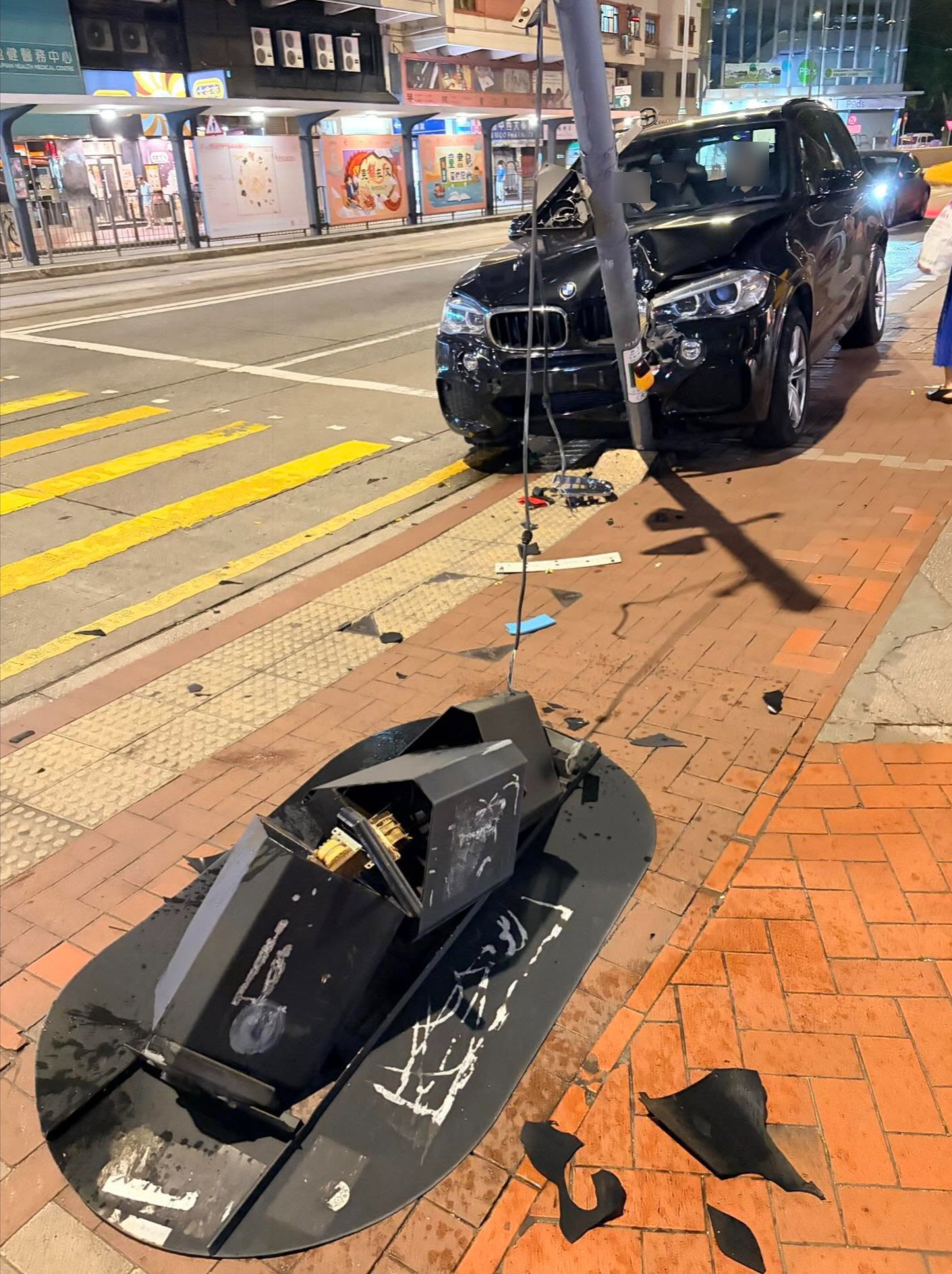東張西望報料｜天后站外寶馬炒車　燈柱變「45度傾斜」　交通燈碎片四散