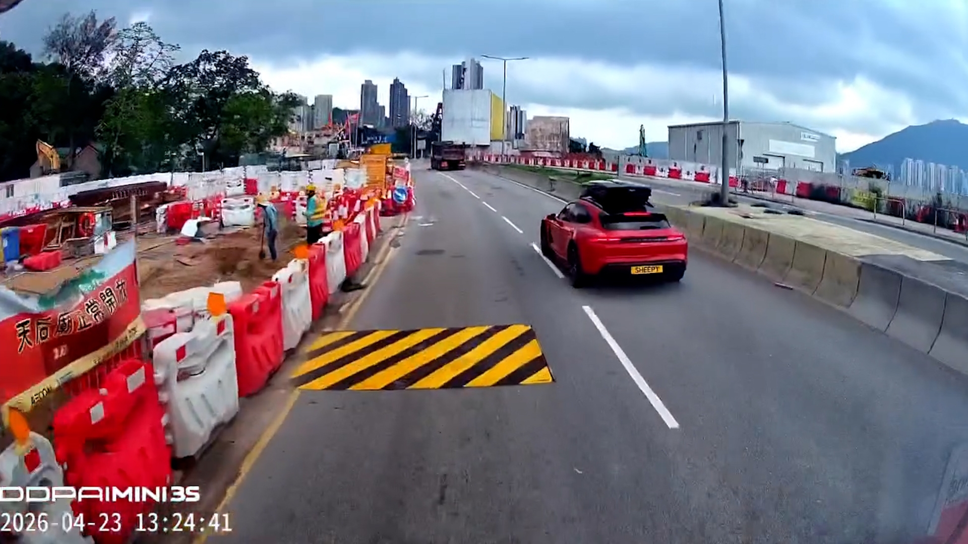 車Cam直擊｜公路中央驚現障礙物多車險生意外　網民發現滕麗名都差啲中招！ （fb影片）