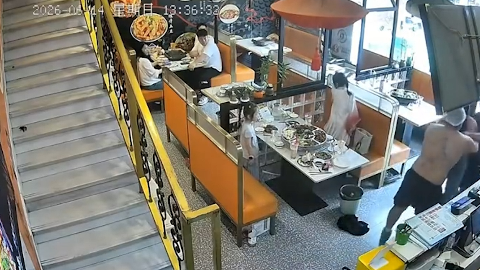 有片｜蘇州廚師「半裸」救鯁喉女人惹爭議　卡喉食客獲救後掀網絡熱論