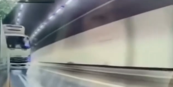 車Cam直擊｜大欖隧道內貨車自炒翻側過程曝光，「舞龍」後再橫亘快線。(影片轉載：車cam L（香港群組）Soso Chan)