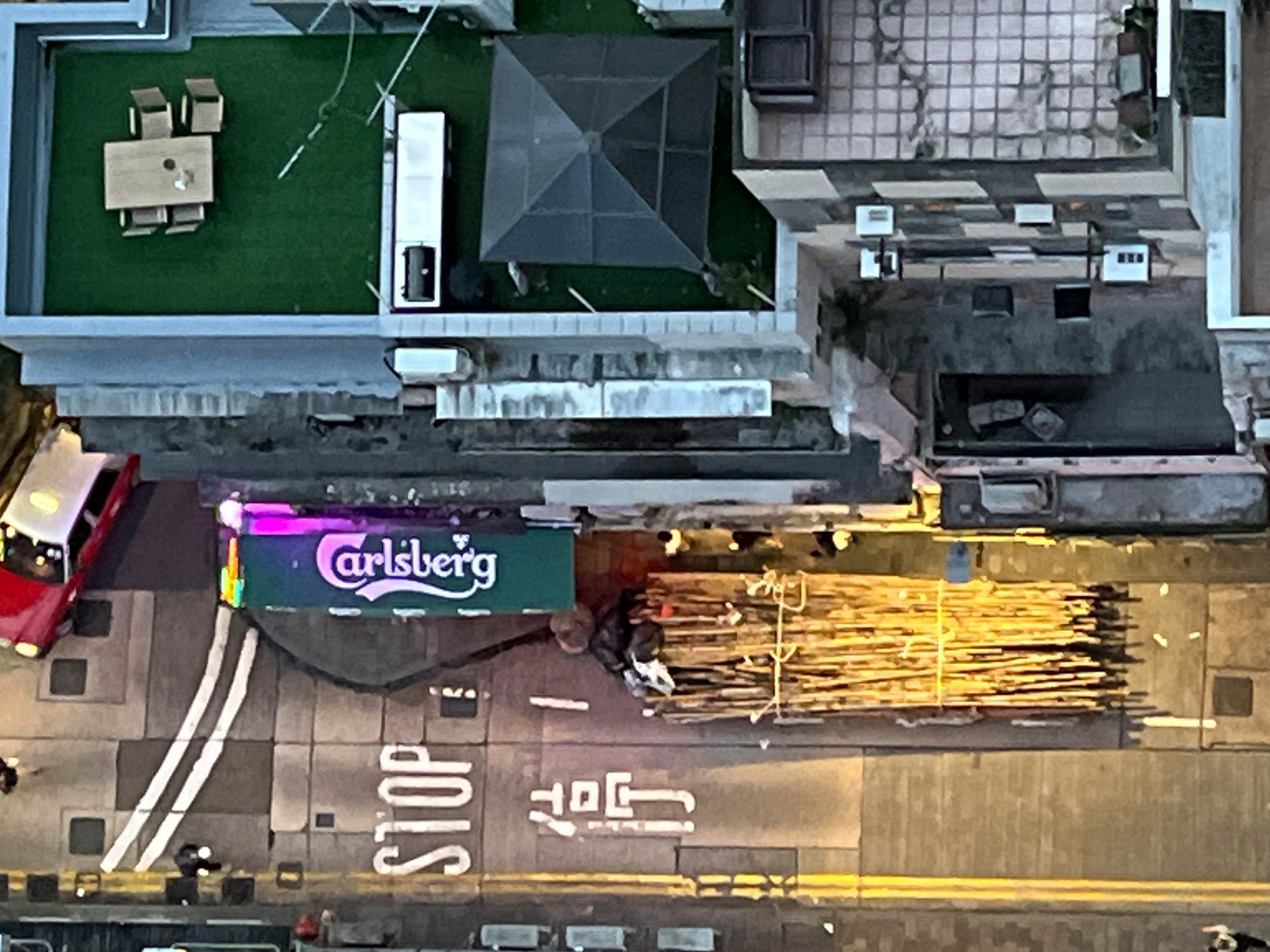 東張西望跟進｜東張做到嘢！士丹頓街兩年棚架終拆走　竹棚竟棄街頭近兩周　街坊怒斥：拆完仲阻街 （觀眾汪先生提供）