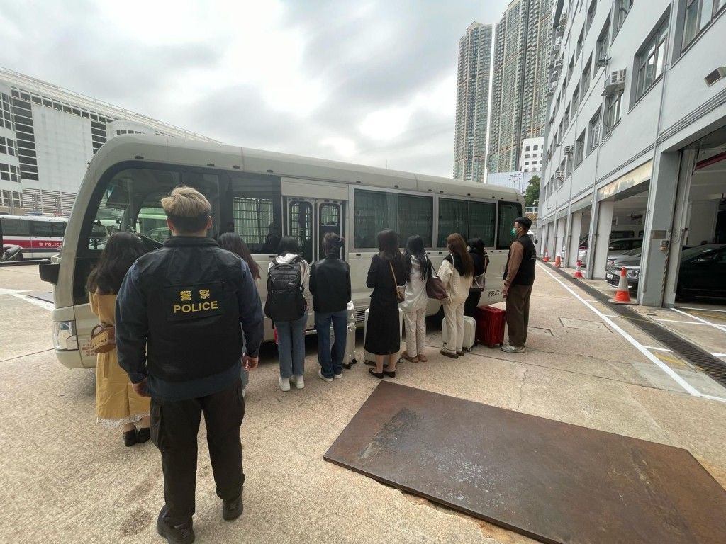 警方尖沙咀油麻地展掃黃行動共拘24名內地女。(警方提供)
