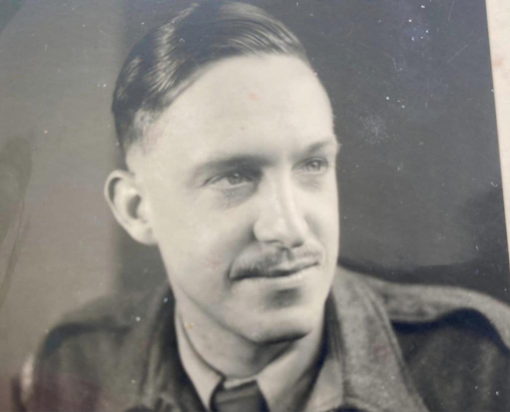 106 歲的二戰老兵萊斯利·萊蒙 (Leslie Lemon) 的黑白照片。