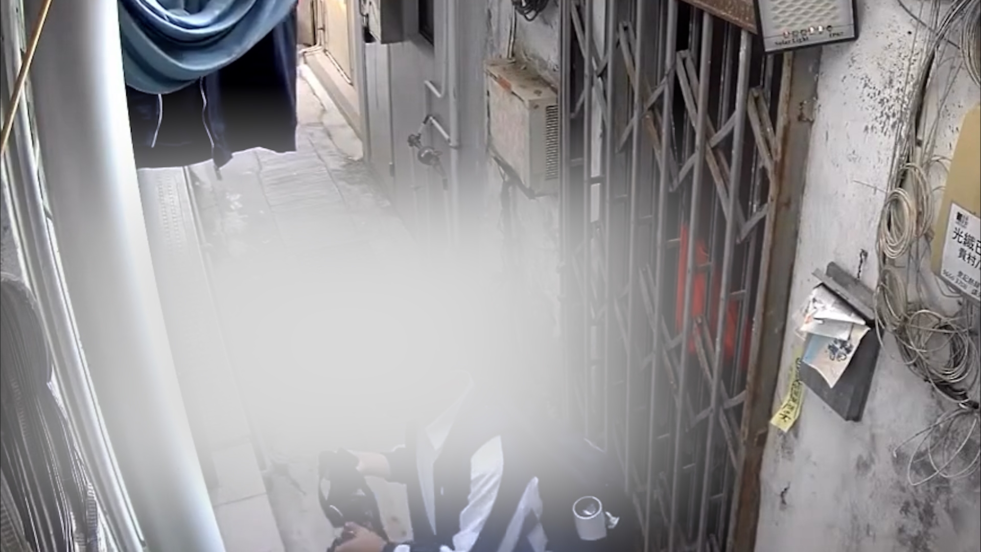 東張西望天眼直擊｜男學生村屋外留連　多次跳高偷走「胸圍內褲」