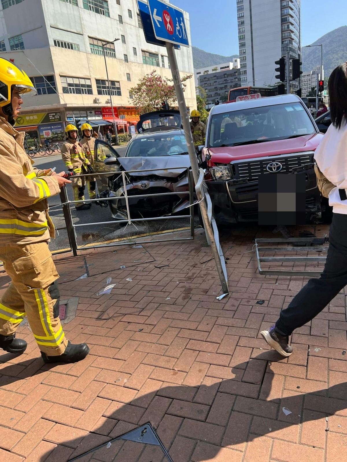 車Cam直擊｜沙田學車右轉遭的士猛撼師傅驚魂慘叫　女學神受傷不忘道歉：對唔住阿sir