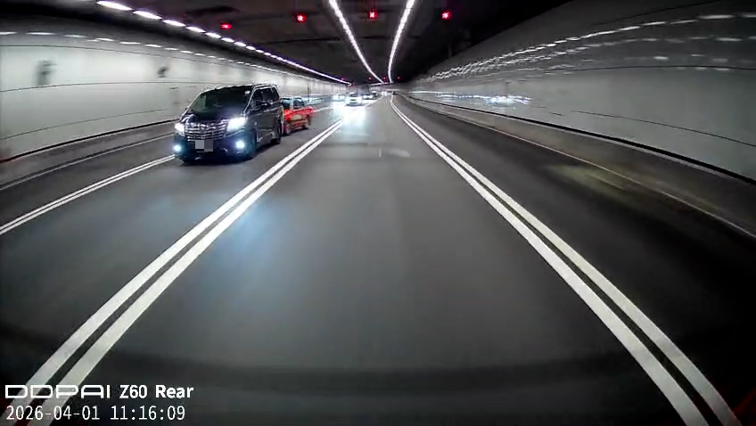 涉事的士原本正在畫面最右面的行車線行駛，其後突然橫跨兩條行車線，駛至畫面左方，並追撞一輛七人車的車尾。（報料觀眾影片截圖）