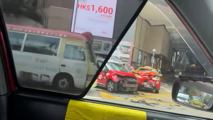 一輛的士在旺角新世紀廣場（MOKO）的車輛出入口處，與另一輛的士和紅頂小巴連環相撞，造成至少五人受傷。（Facebook影片截圖／車cam L（香港群組）／Bosco Chu）