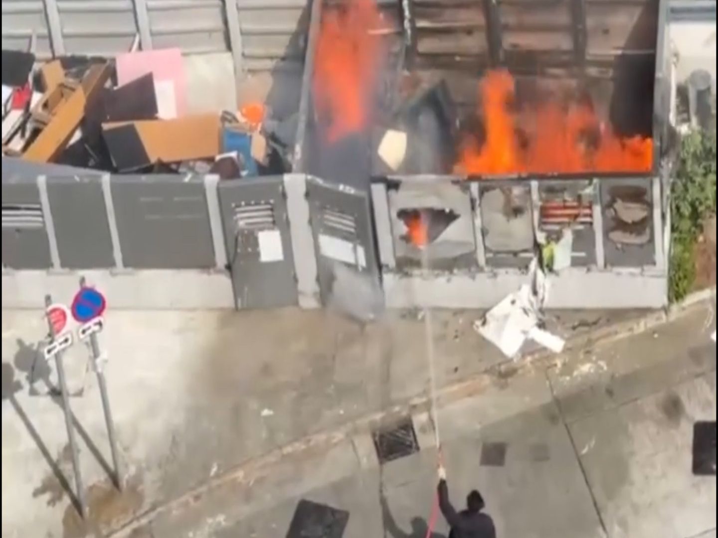 皇后山邨垃圾站起火保安勇敢救火