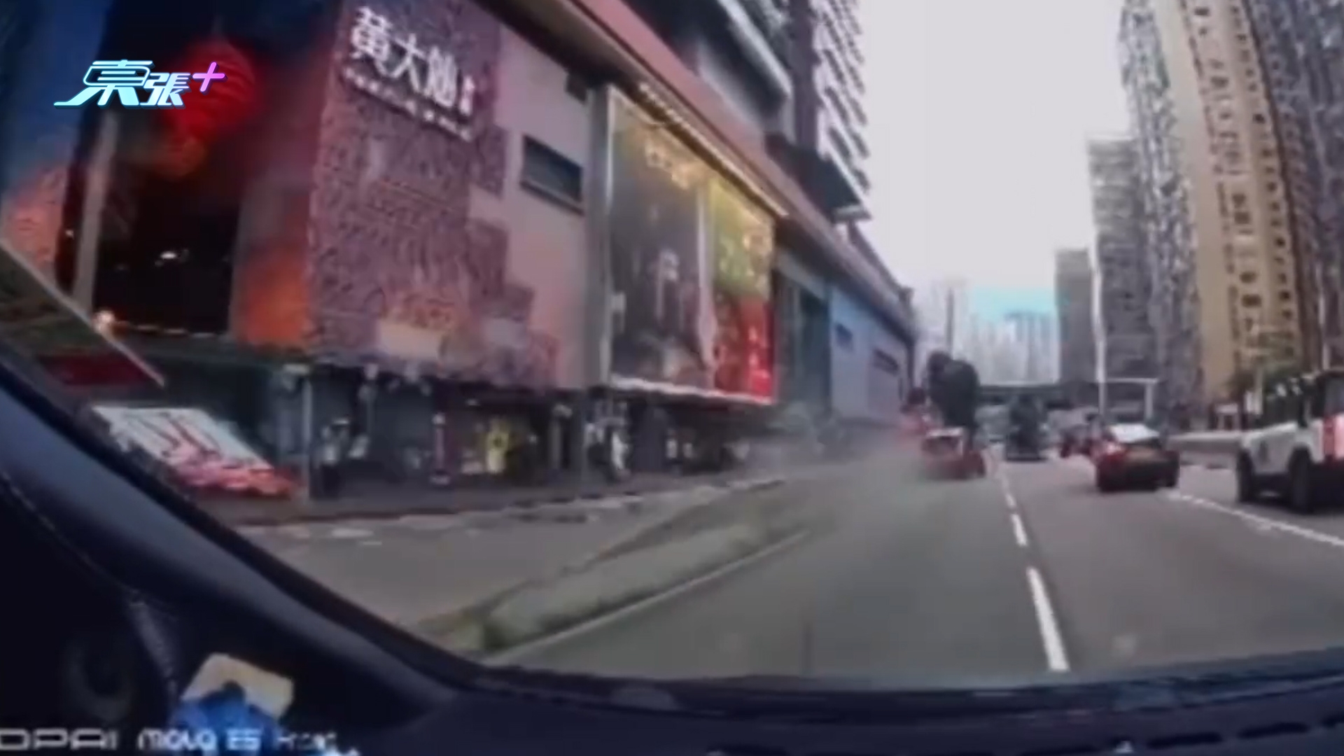 車Cam直擊｜龍翔道「小露寶」的士自炒剷壆　車輪當場甩脫猶如打保齡球 （FB@車cam L（香港群組））