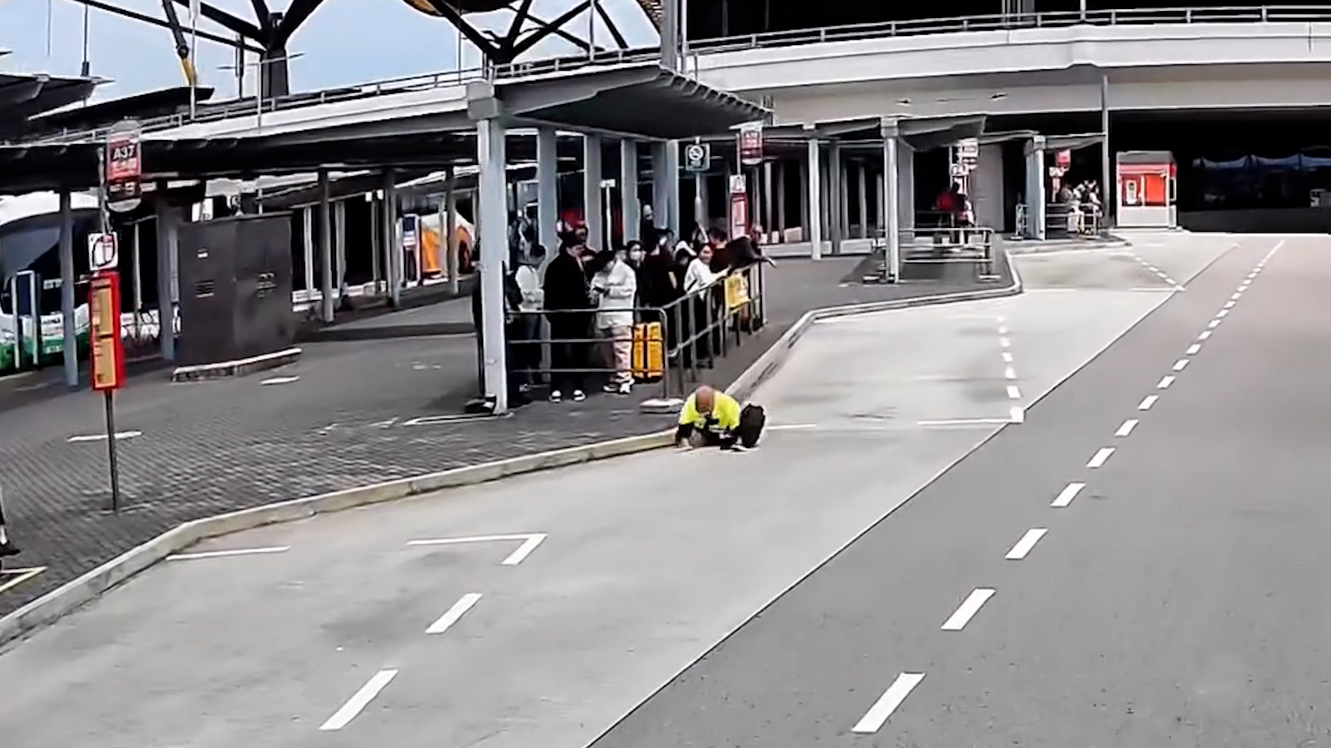 港珠澳大橋追巴士釀意外　中年漢突向前仆倒地　網民籲不應勉強追趕 （FB@車cam L（香港群組））