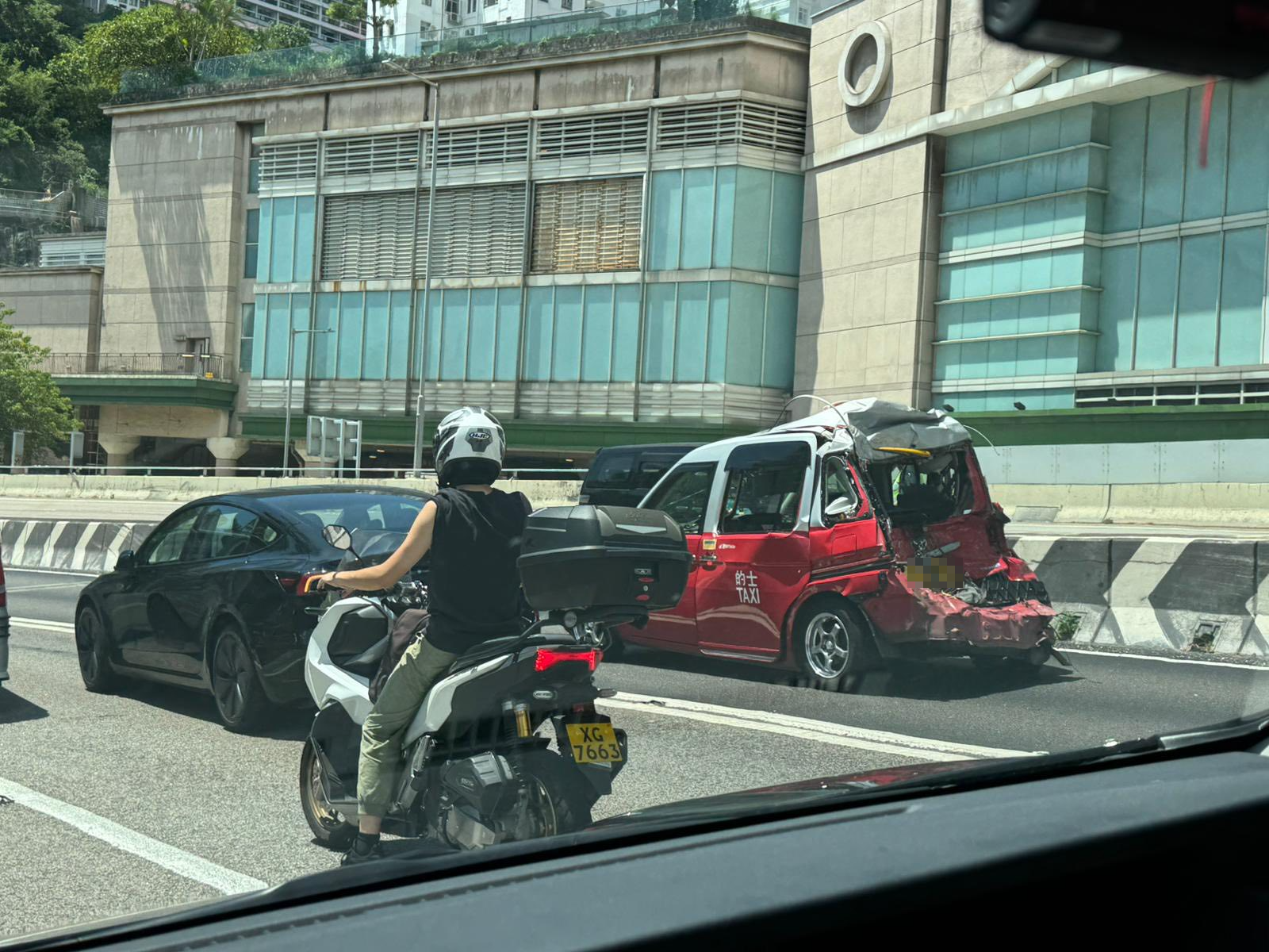 涉事的士車尾嚴重損毀。（Facebook圖片／馬路的事 (即時交通資訊台)／Bosco Chu）