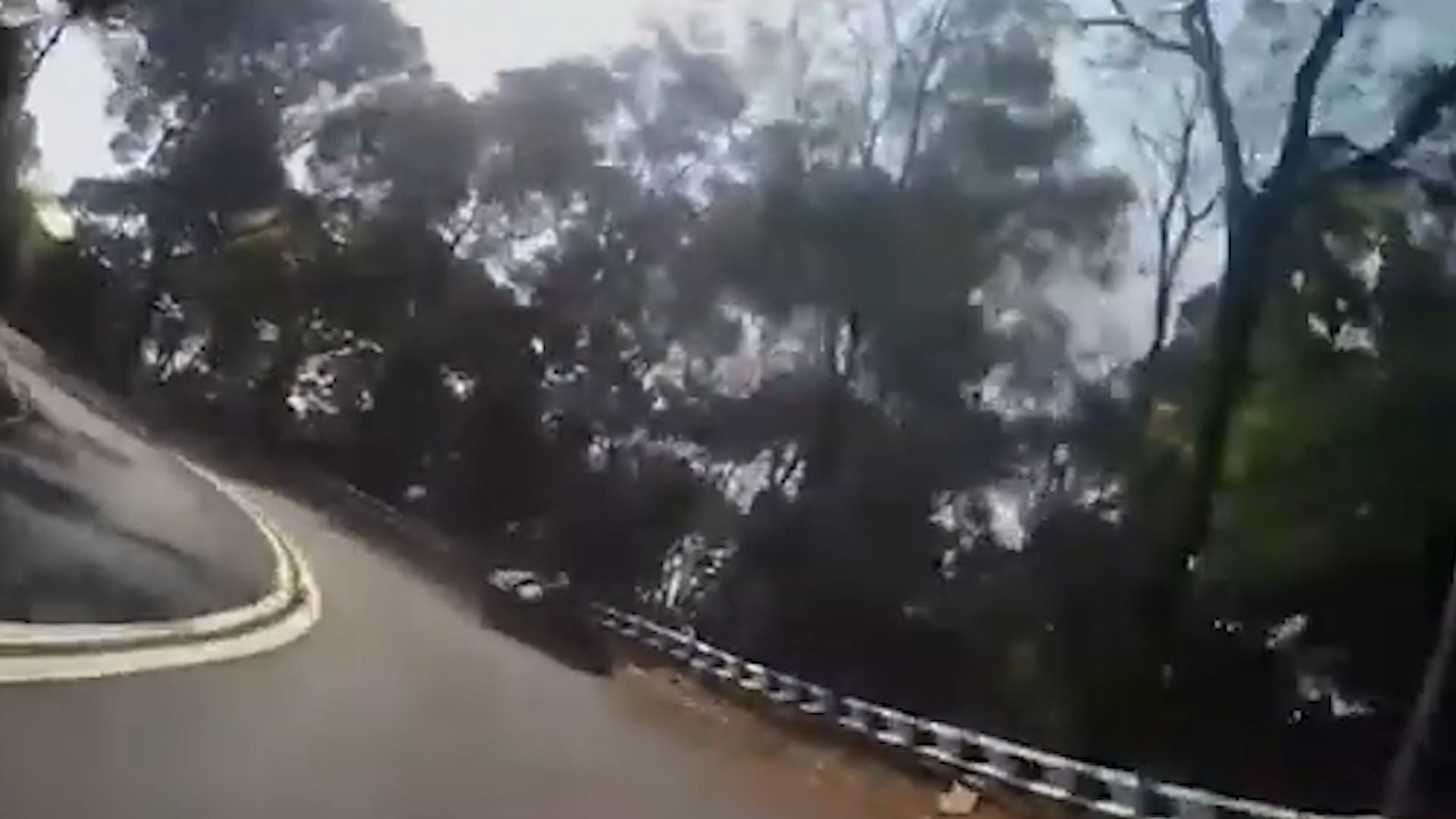 荃錦公路鐵騎士彎位失事翻滾6圈，電單車撼向山邊再反彈。