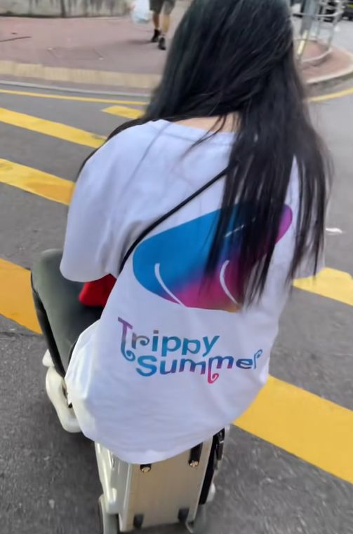 女子帶小孩騎電動行李箱周街走