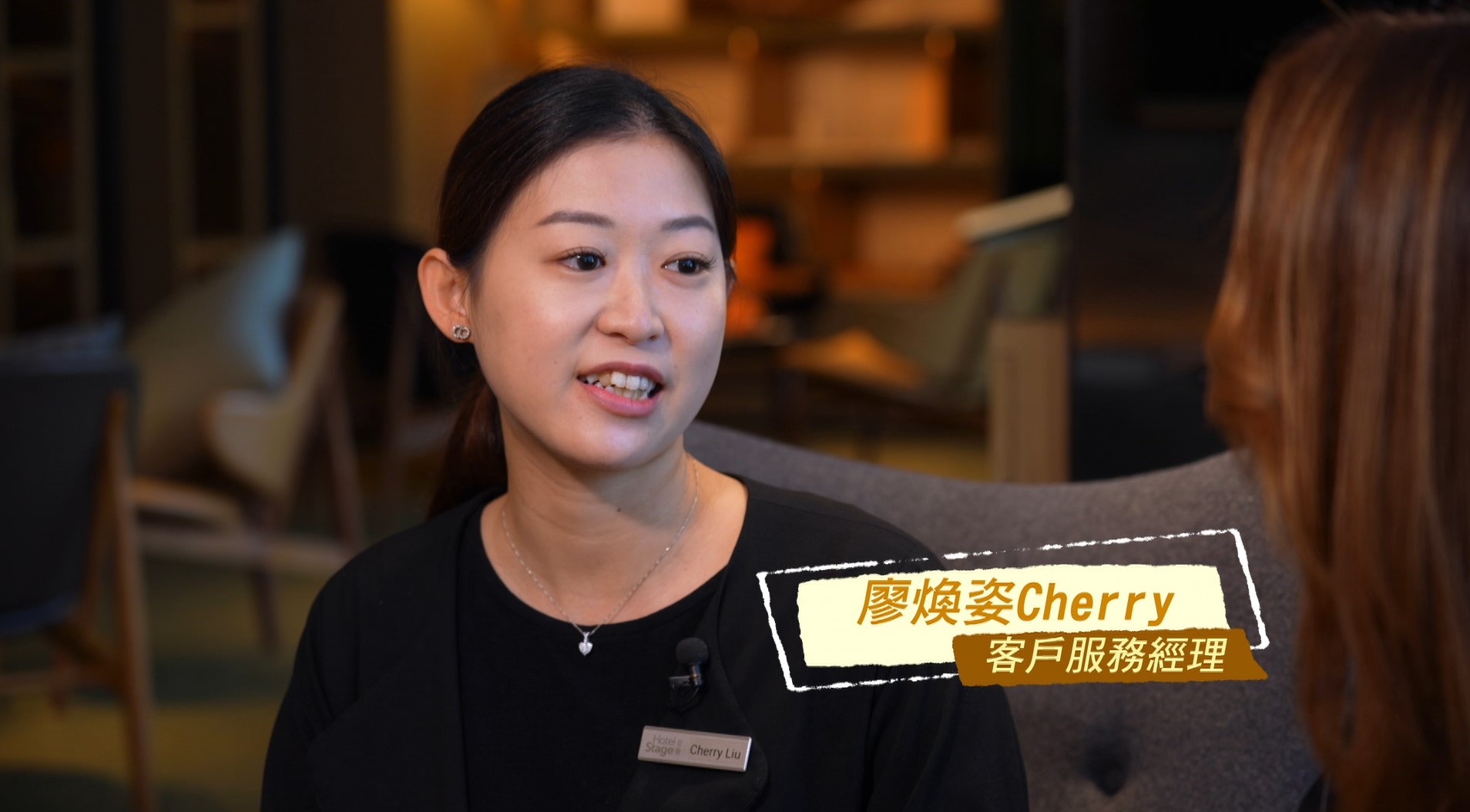 客戶服務經理Cherry，她更自製埋地圖，介紹香港特色景點！而她所準備的地圖，還會向客人介紹酒店附近的各式餐廳、花店、景點、非遺店舖，如麻將工藝等，非常細心。