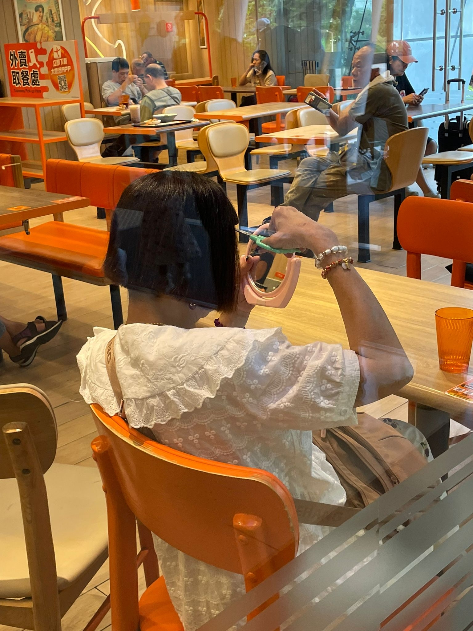東張西望報料｜快餐店變「臨時理髮店」　食客公然剪頭髮　街坊直言：好唔衞生 （觀眾向東張+報料提供）