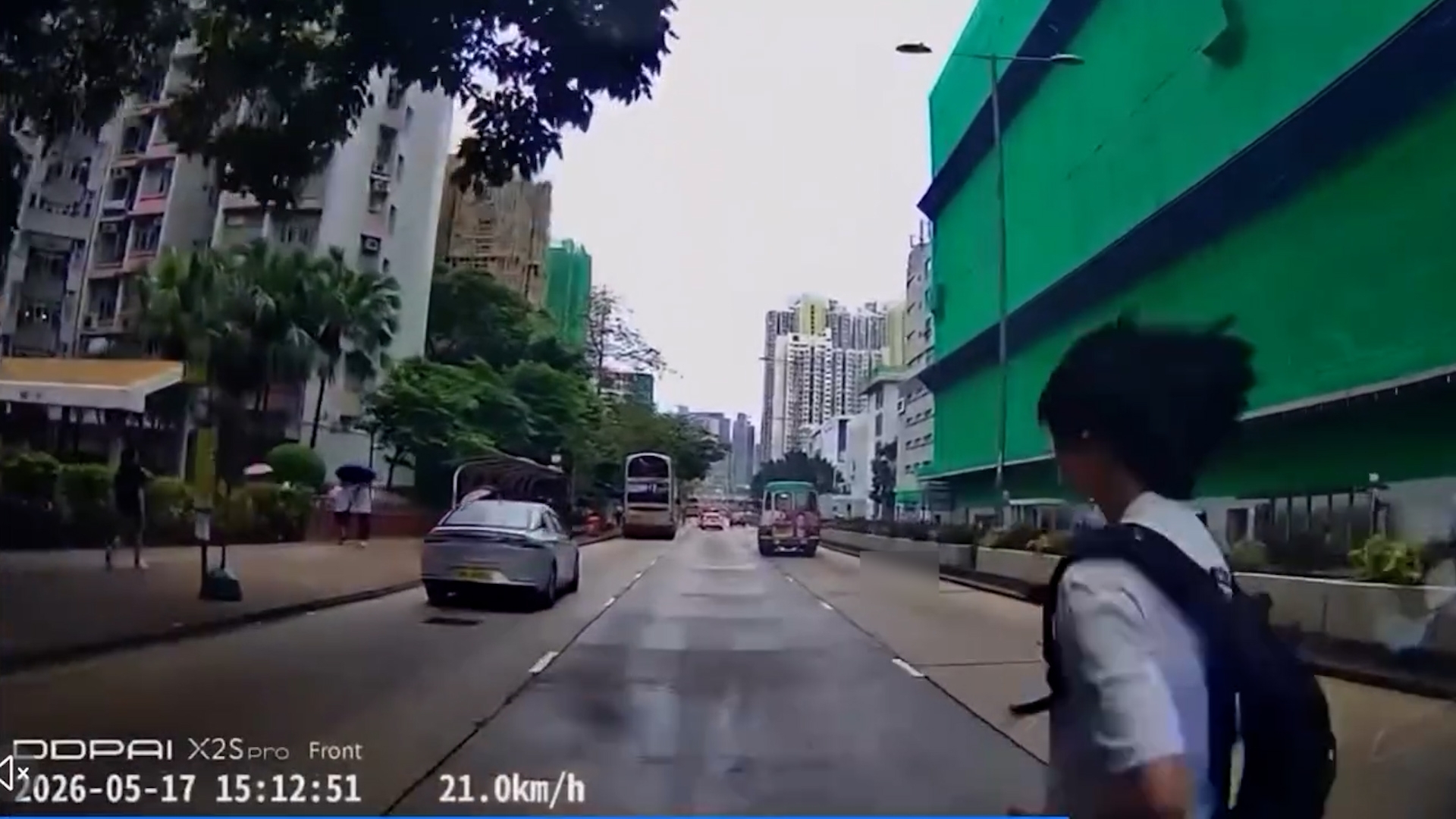 車Cam直擊｜長沙灣道私家車撞倒16歲少年　疑追拍「Ivy So巴士」廣告過路被撞 （FB@Larry Chan）