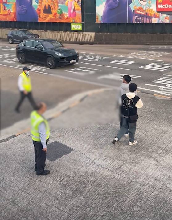 兩男誤闖紅隧口過馬路，最後要職員帶走。(T@nicola223)