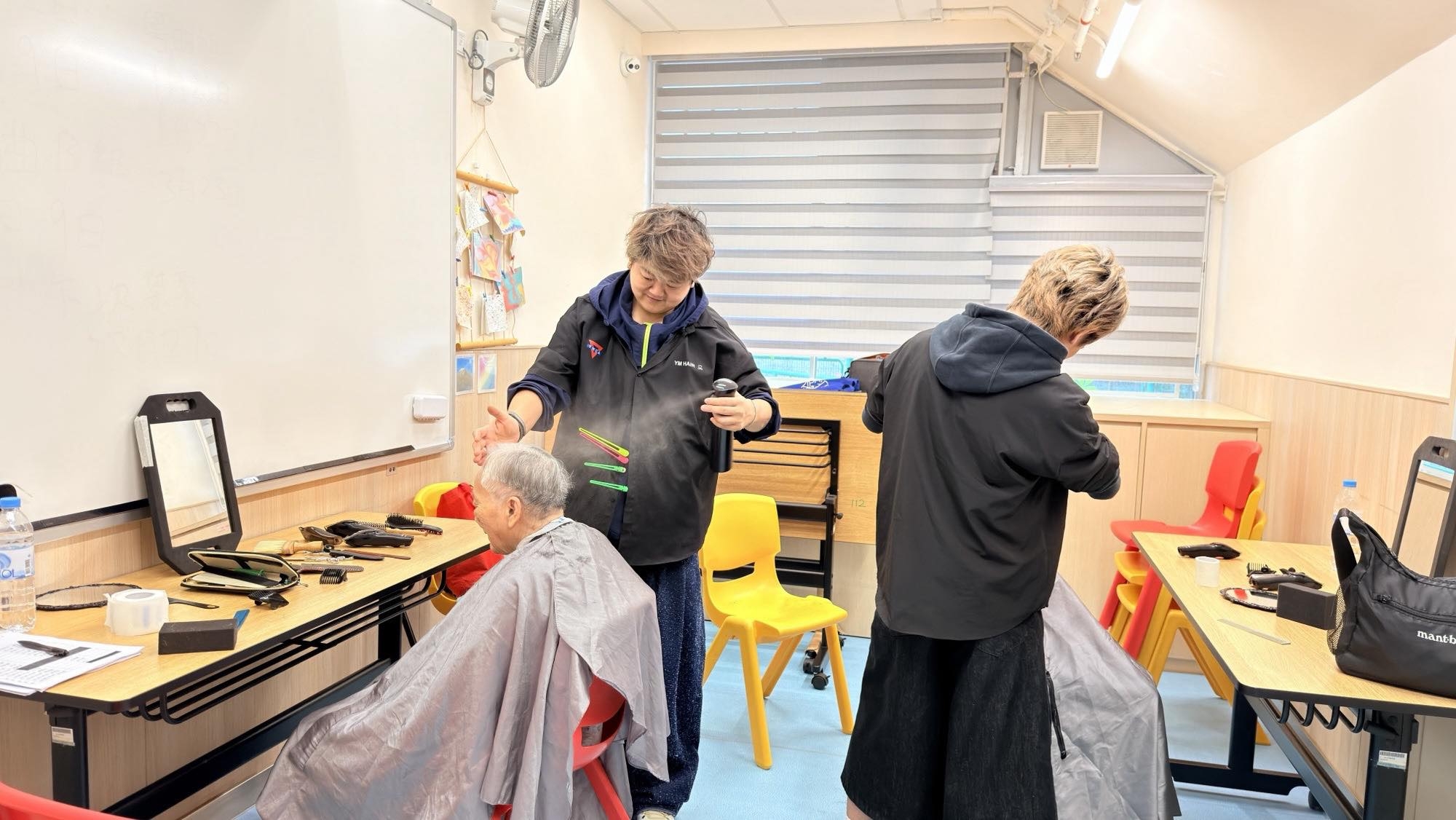 可能是讀書和吹風機的圖像