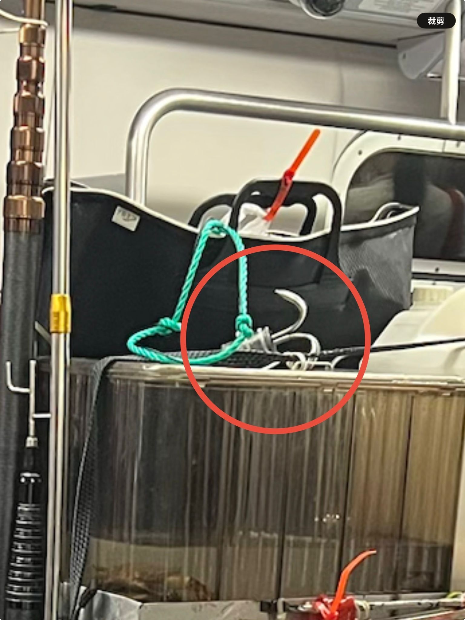 報料觀眾指，這部全副裝備的電動輪椅高度超過一個成年人，車上載有釣魚工具，包括數支魚竿、儲物櫃等，而車身最上方放有一個水缸，在內放置了活蟹。（報料觀眾提供圖片）