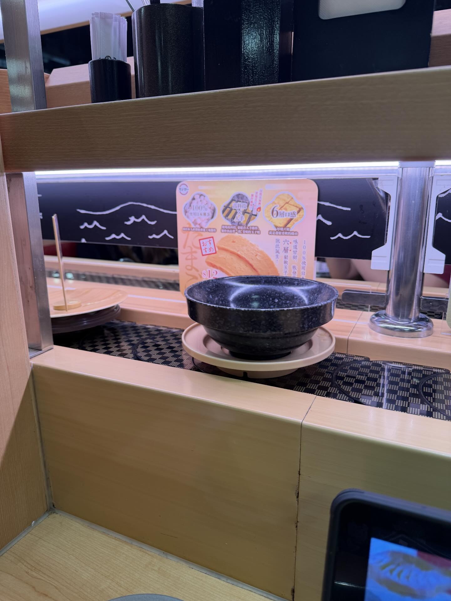 近日社交媒體流傳一段影片及相片，顯示有食客在壽司郎迴轉壽司店內，將已食完的茶碗蒸、匙羹及湯碗重新放回運輸帶上