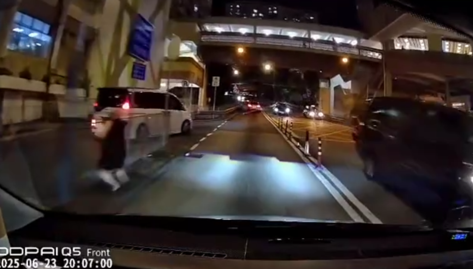 車Cam直擊｜清水灣道驚險一幕 黑裙女衝車陣過馬路 跌倒撞欄跪地嚇親司機