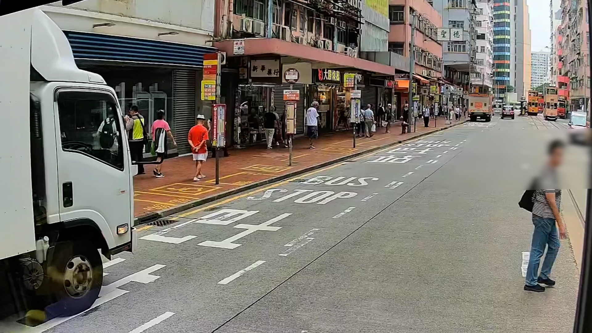 車Cam直擊｜阿姐「大地任我行」無視響安亂過馬路　網民怒斥不負責任 （FB@VibrantLobster1118）