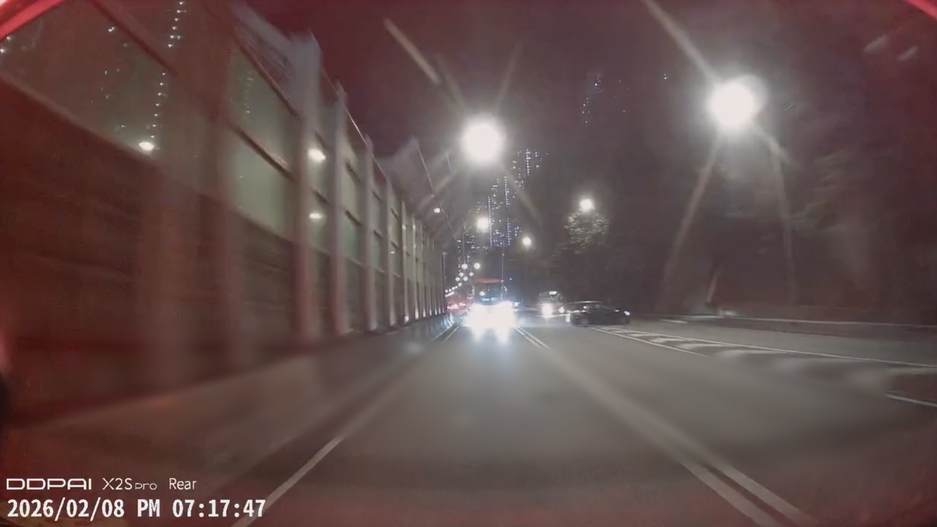 車Cam直擊｜將軍澳隧道旅遊巴大戰私家車　撞壆打白鴿轉　網民批評雙方