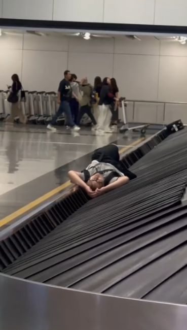 港機場行李輸送帶男子大覺瞓勁梳乎
