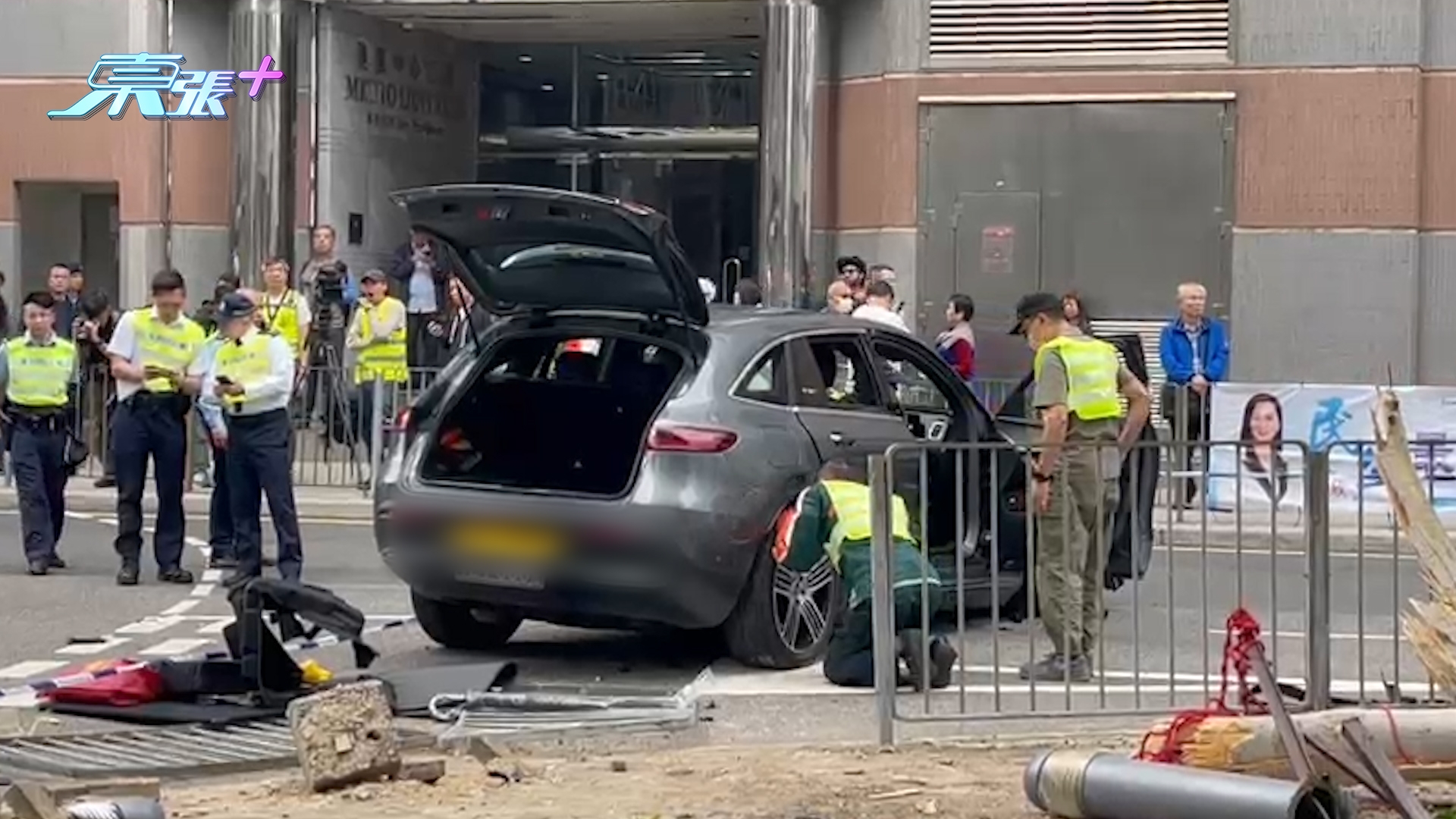 東張+現場直擊｜九龍灣中港牌平治電動車失事撞9人　75歲司機疑「油門當煞掣」 (東張西望拍攝)