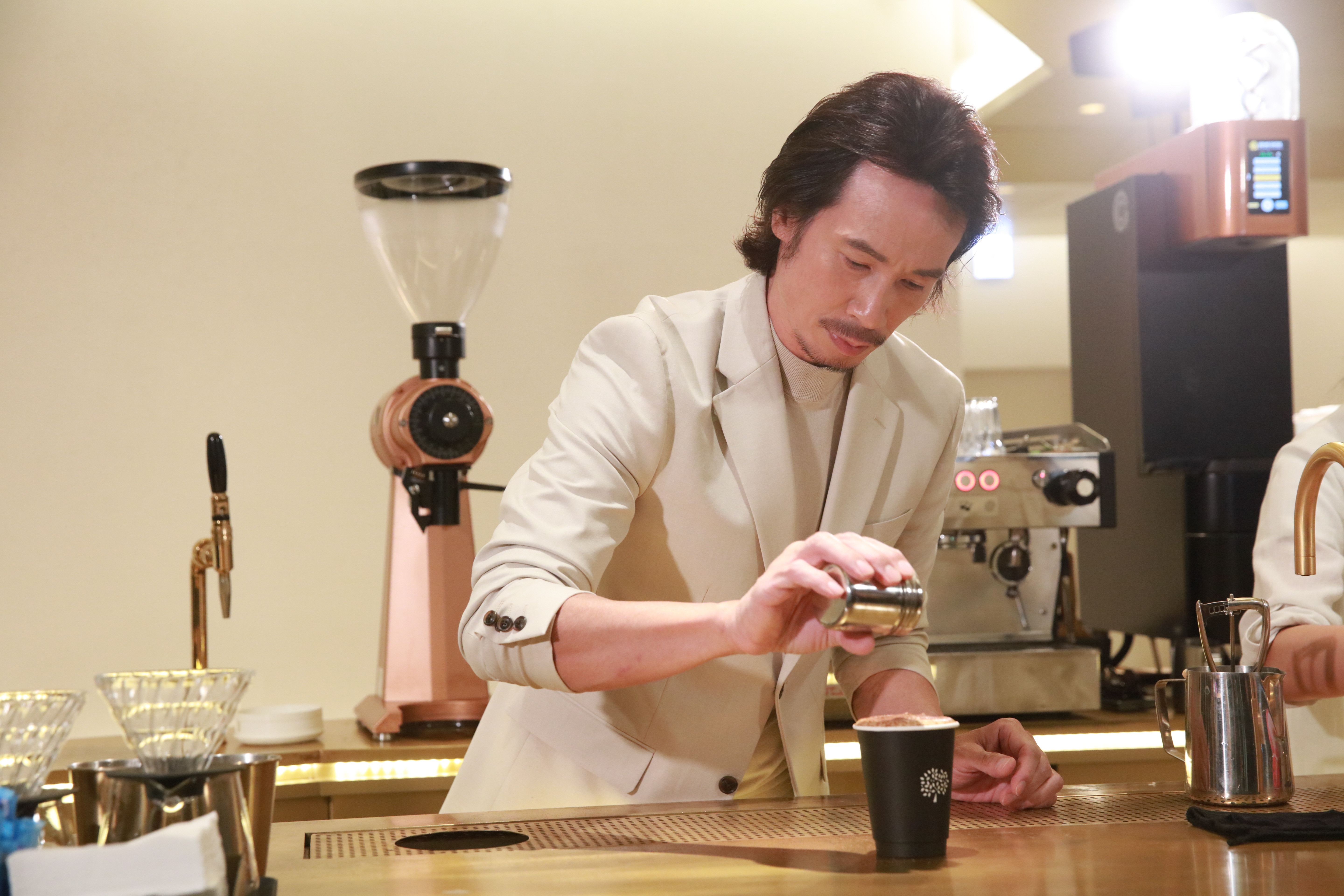 沉迷咖啡嘅阿Mo曾因為喺錄影廠即沖咖啡而被鬧