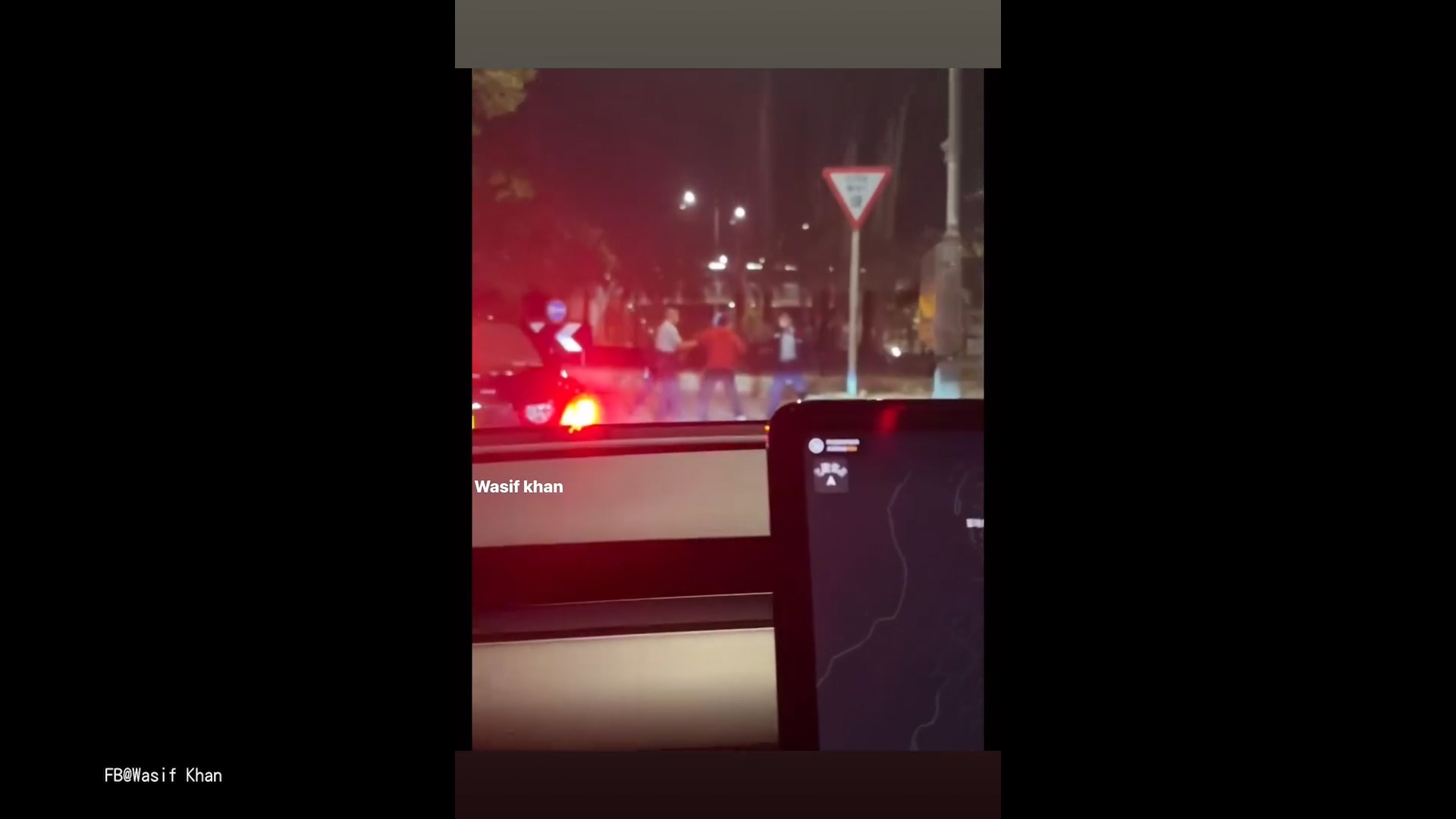 粉嶺軍地男子情緒激動衝出迴旋處　手持鐵板揮舞　有人高聲大呼「襲警」