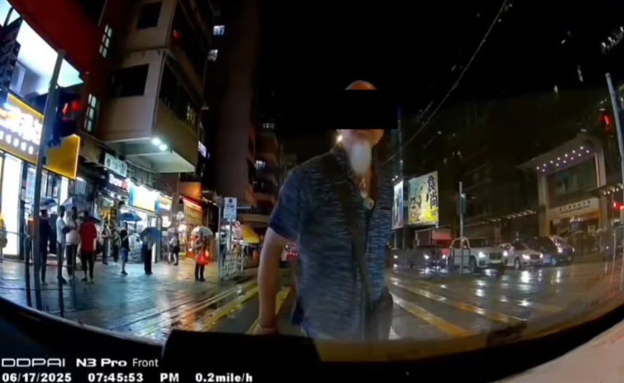 車Cam直擊｜港版「龜仙人」衝紅燈被呠唔忿氣，惡霸仲踢人車兼大罵車主。