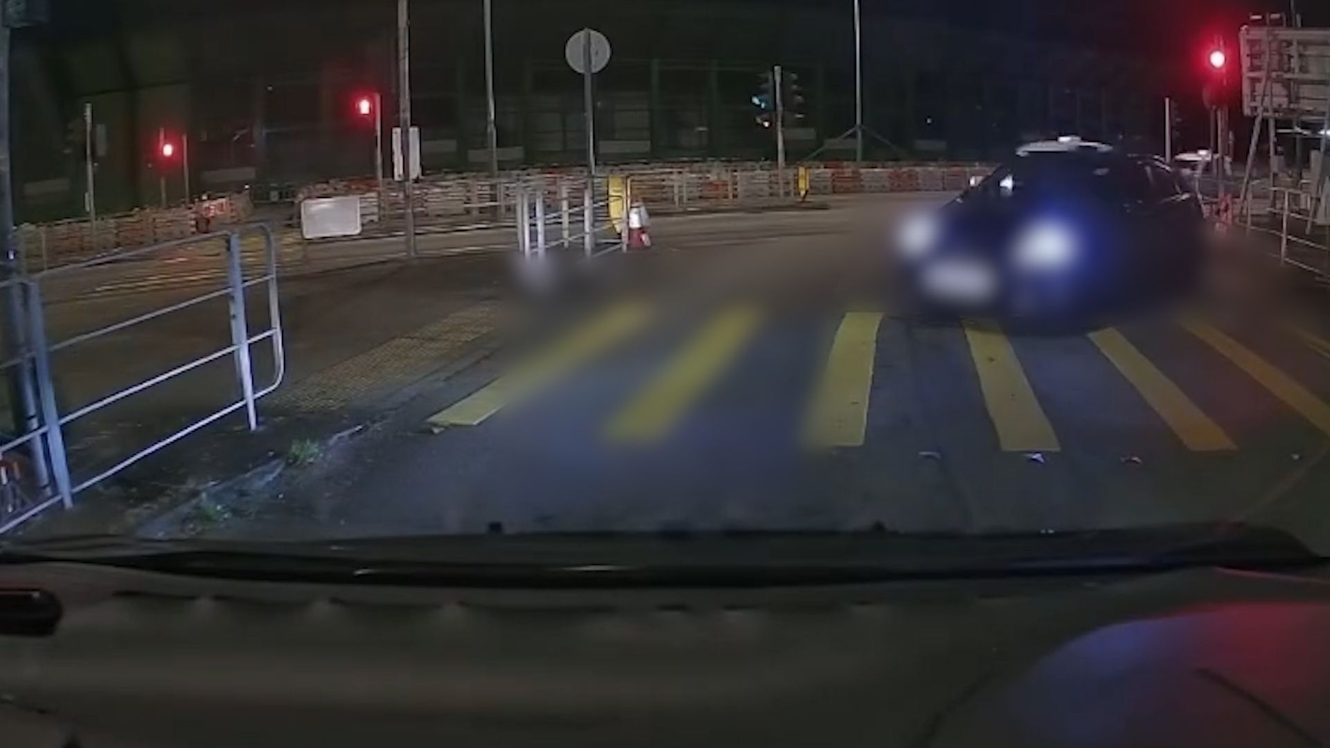 元朗深夜驚見馬路炸彈逆線行仲撞欄杆。(影片截圖)