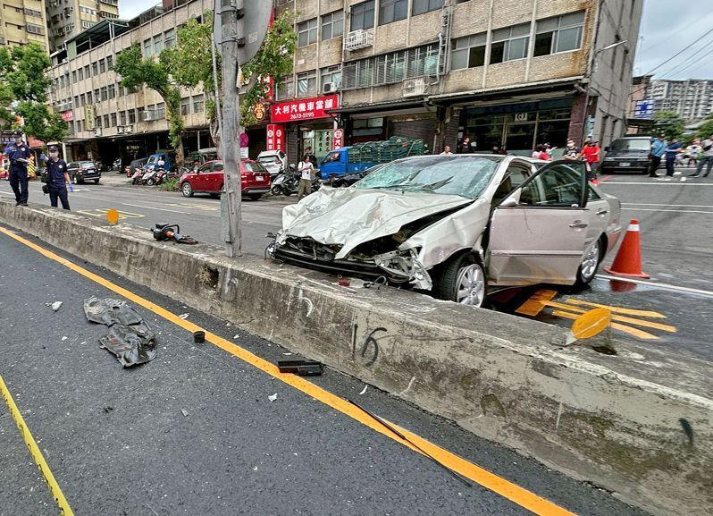 事發當時路口是行人全時相綠燈，可以直行，也可以斜向穿越路口，人流穿過馬路時，肇事轎車幾乎沒減速，高速往前衝，多輛機車先被撞，轎車又撞倒7、8名行人，直到撞上分隔島才停下。記者蘇健忠／攝影