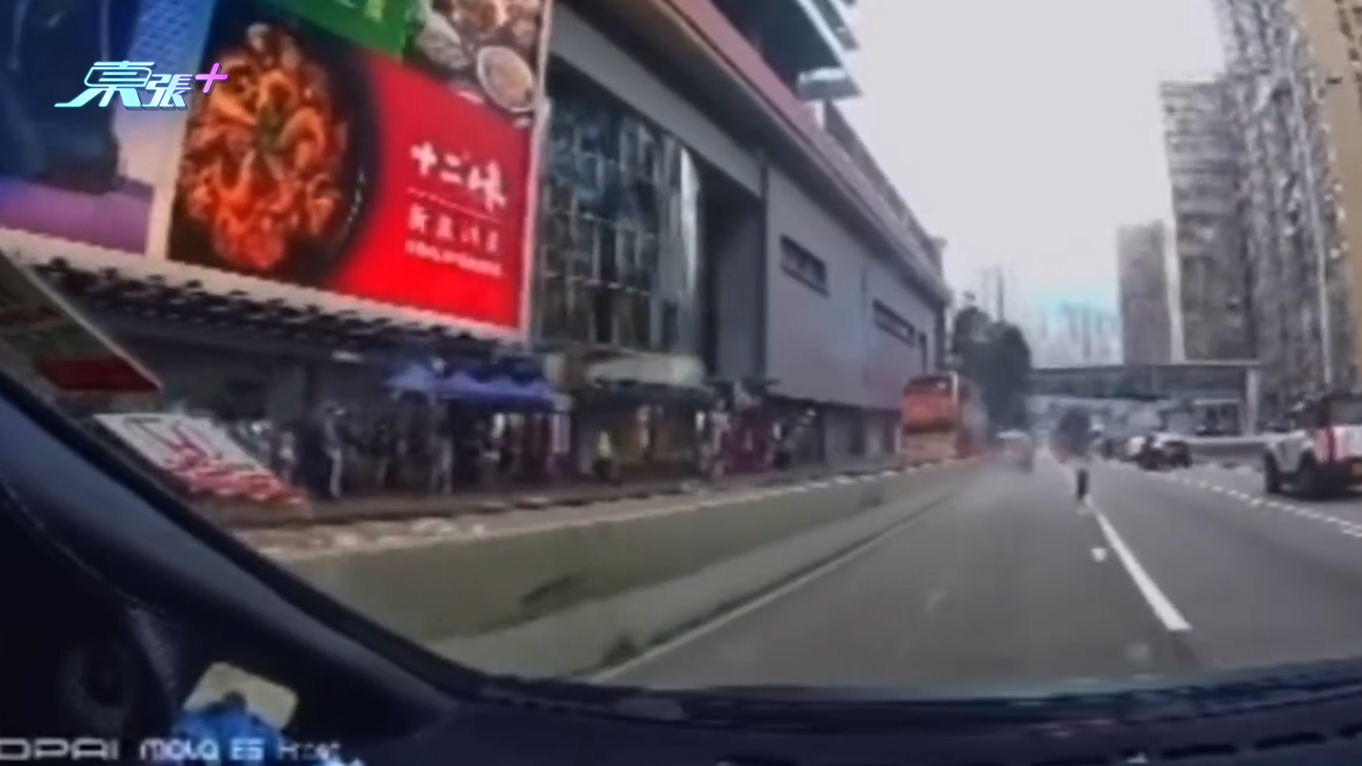 車Cam直擊｜龍翔道「小露寶」的士自炒剷壆　車輪當場甩脫猶如打保齡球 （FB@車cam L（香港群組））