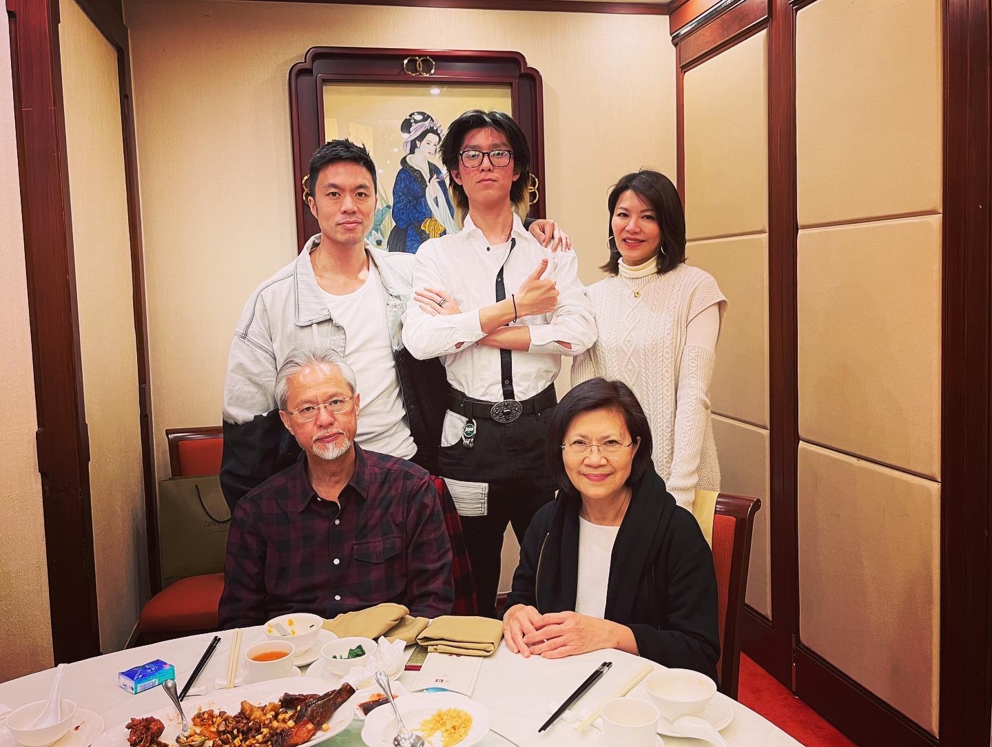 康子妮個細佬（左1）同林寶都返咁嚟香港。