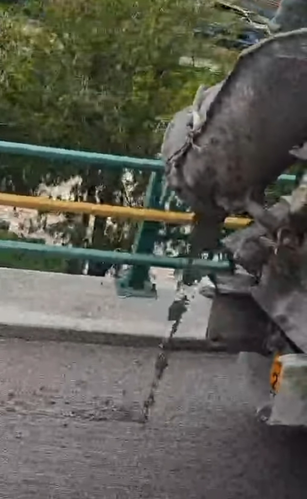 ，車尾泥漿流量忽大忽少，沿途留下一條灰白色「泥路」。