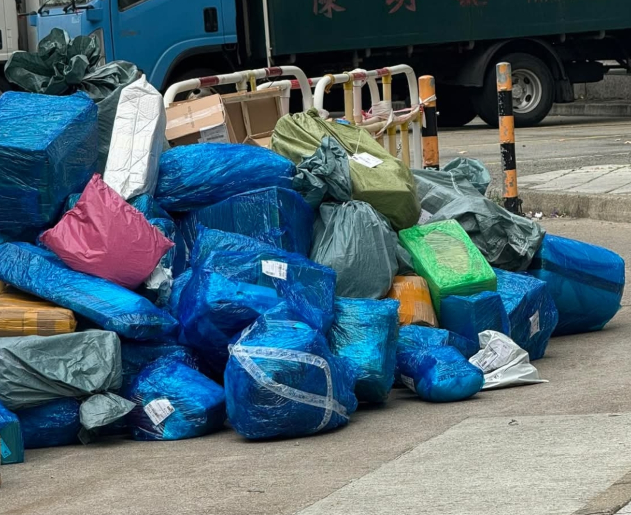 東張西望報料｜內地網購「送貨上門」變貨物擺滿街　包裹堆積阻路兼擋消防設施　市民怒轟：投訴一年都無用 （觀眾陳小姐提供）