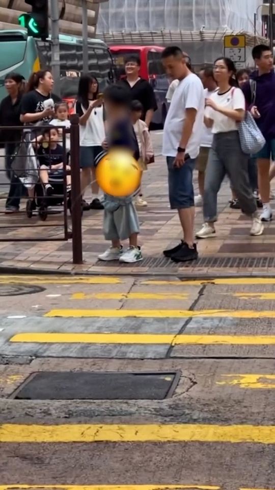 涉事男童站在廣東道近北京道的行人路邊，在一間名店外的行人過路線附近，向著馬路公然小便。 （Threads影片截圖）
