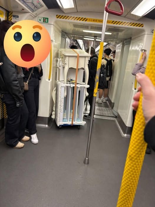 港鐵變運貨車！乘客公然搬枱櫈傢俬入車廂