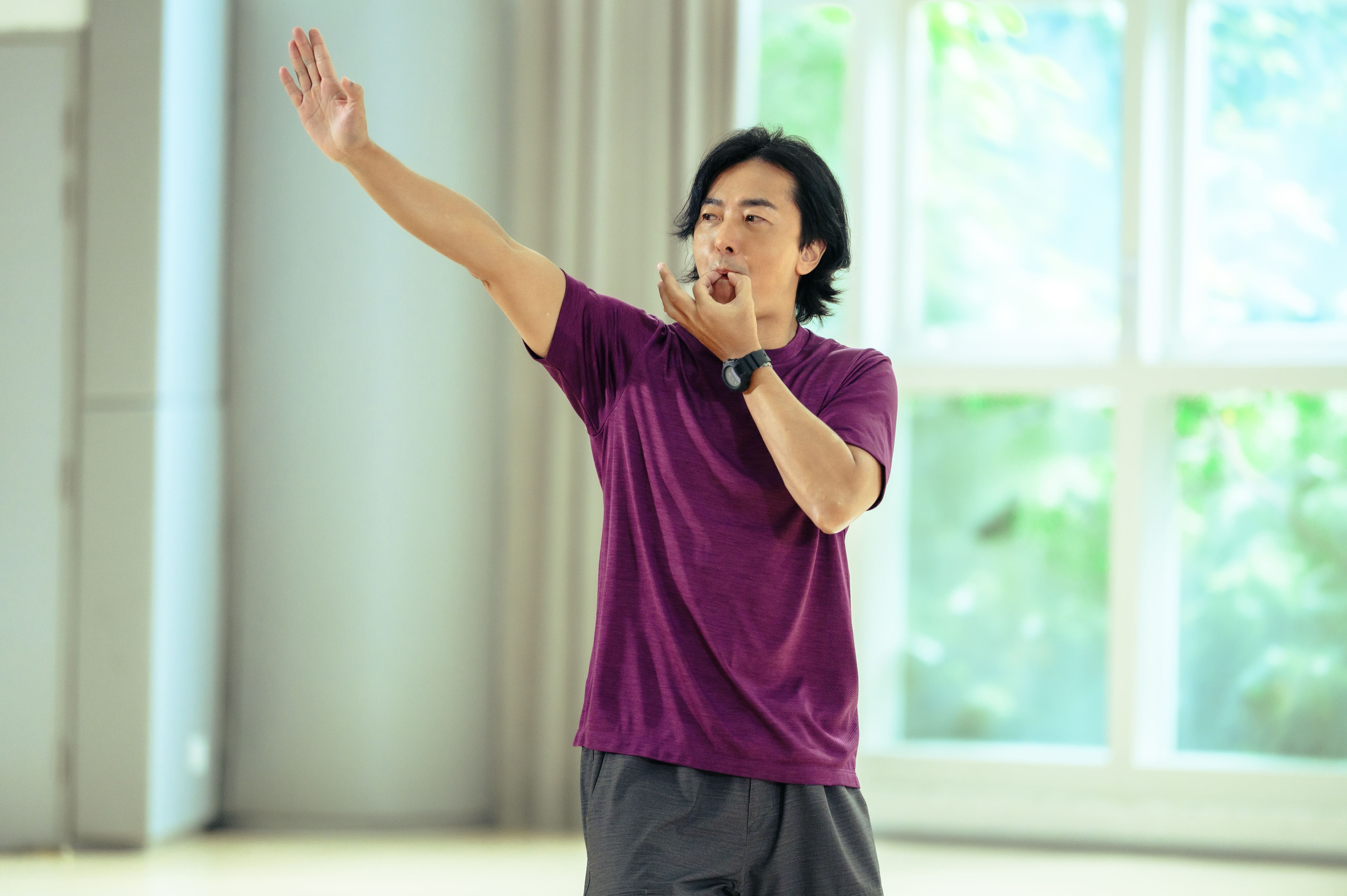 《深宵閃避球》由新晉導演應智贇自編自導，鄭伊健、周家怡、李靖筠等主演。