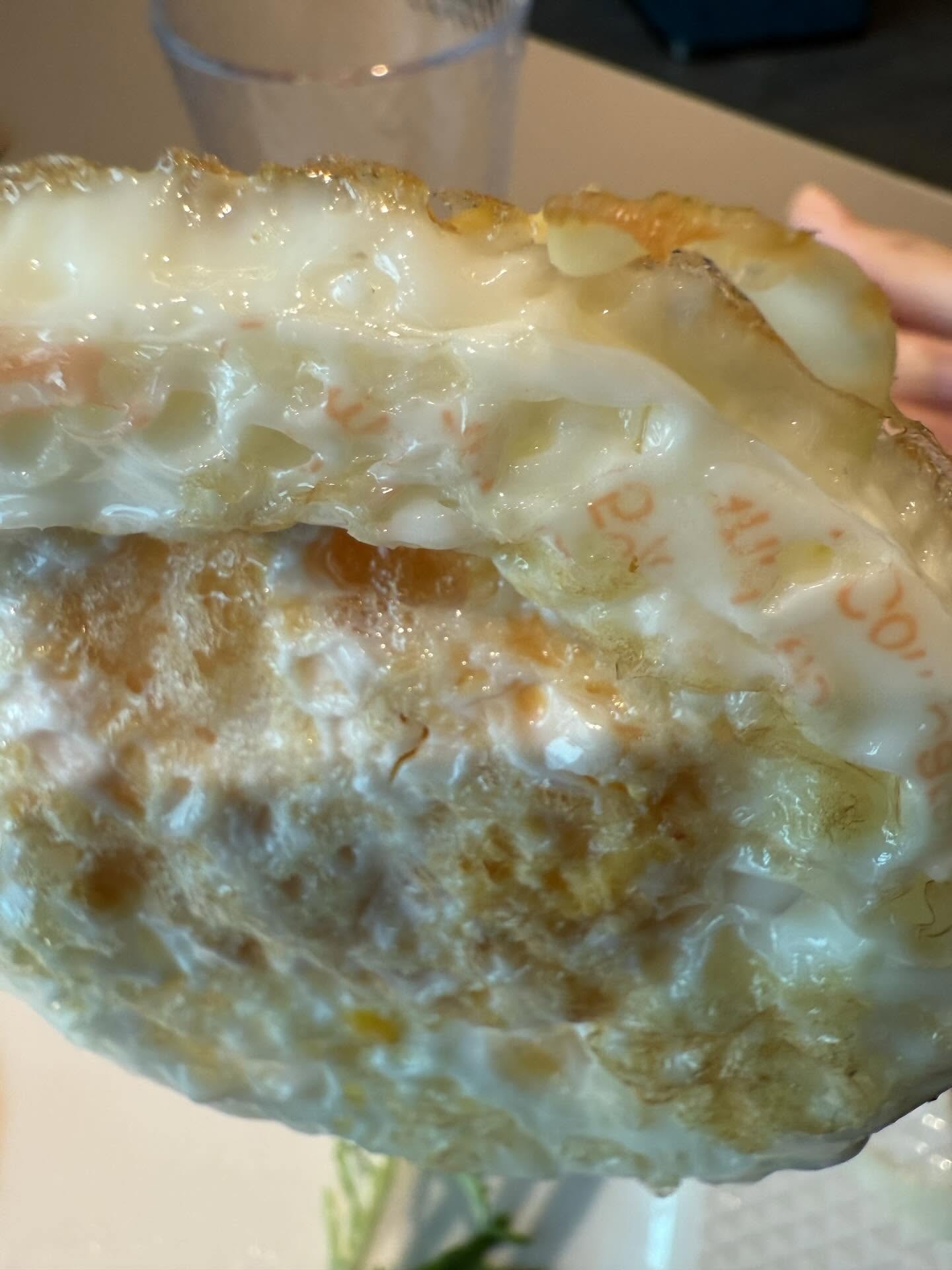 近日一名港人在社交平台發文，怒斥自己在內地餐廳吃煎蛋時，竟發現蛋底印有橙色英文字母，懷疑是包裝標籤「甩色」所致，直言「我呢一世都唔會再係大陸餐廳食煎蛋」，並附上煎蛋照片，引發網民熱議。