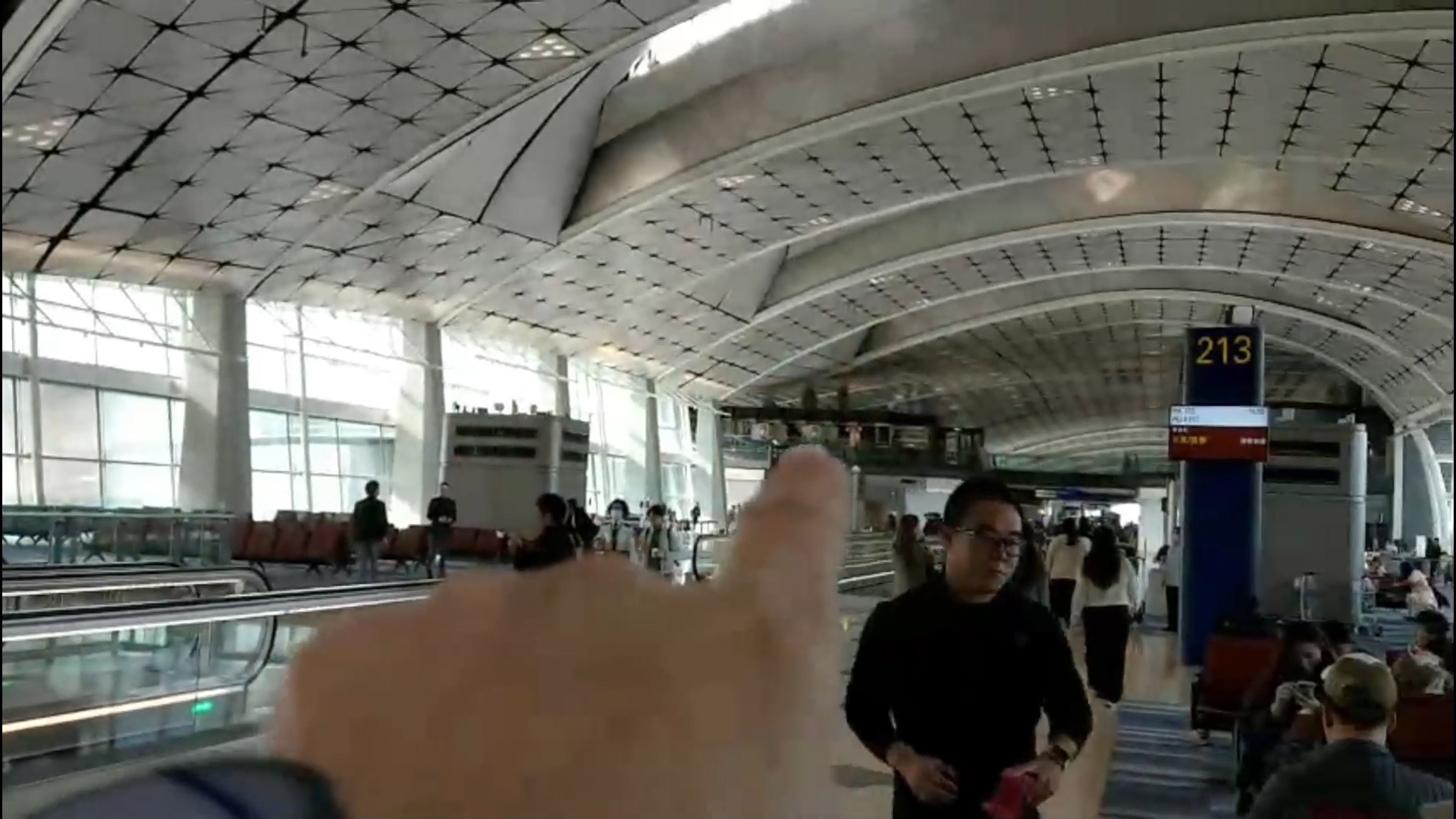 東張西望報料｜赤鱲角機場中場客運廊失火冒煙　觀眾拍片報東張：好多濃煙好臭